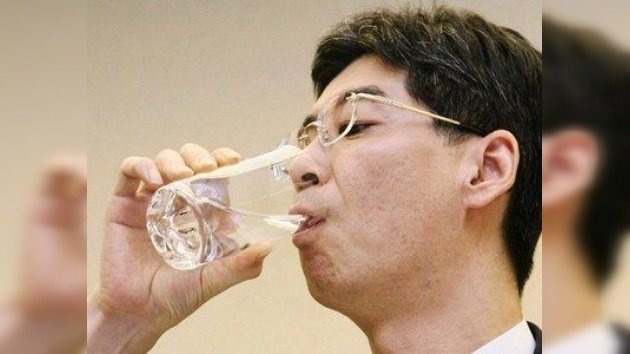 Un diputado de Japón bebe agua de Fukushima
