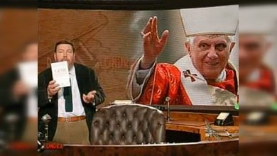 El Papa habla con gente de distintas partes del mundo desde la televisión
