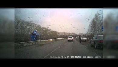 ¿'Abuelo Iron Man'? Un auto en marcha lo golpea y sale ileso