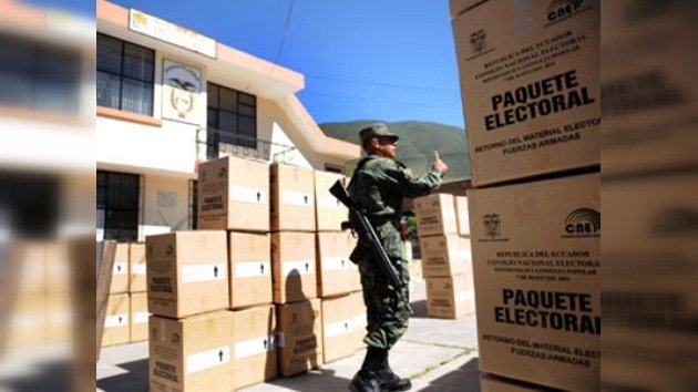 Ecuador acude a referendo sobre la justicia y la prensa