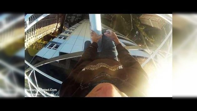 Un ruso camina sobre una cornisa a 106 metros de altura sin seguro