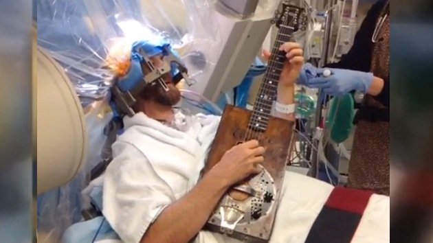Video: Un paciente toca la guitarra durante una operación en el cerebro