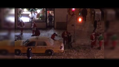 Los Papa Noel 'reparten'... golpes en Nueva York
