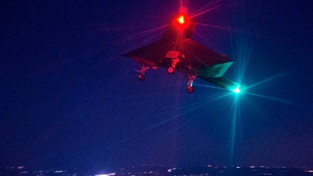 El dron X-47B de EE.UU. realiza su primer vuelo nocturno