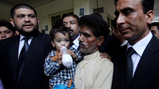 Pakistán: Retiran los cargos contra un bebé acusado por error de intento de asesinato