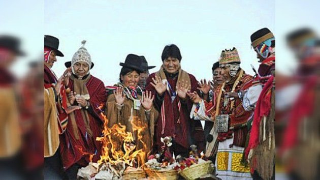 Evo Morales rinde culto al sol en la fiesta indígena del solsticio