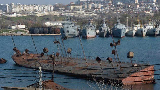 Rusia devuelve a Ucrania naves y aviones de su flota en Crimea