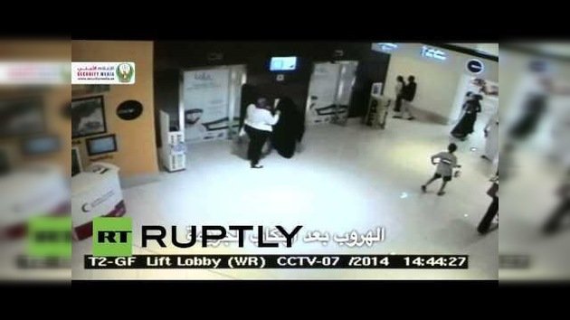 Revelan un video del 'fantasma' que apuñaló a una maestra en Abu Dhabi