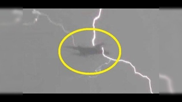 Avión en pleno vuelo es alcanzado por tres rayos