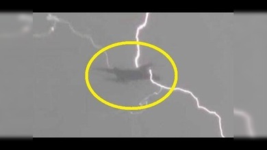 Avión en pleno vuelo es alcanzado por tres rayos