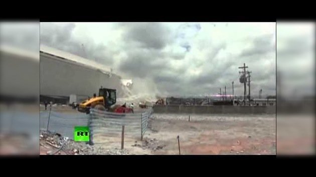 Dramáticas imágenes: El momento del derrumbre de una grúa en un estadio del Mundial de Fútbol 2014