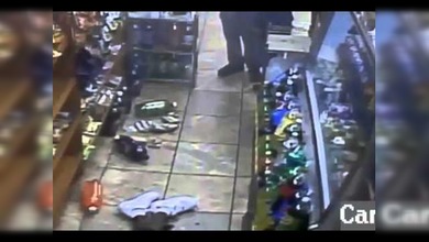 Dispara a su amigo sin derramar siquiera una gota de la bebida que sostiene