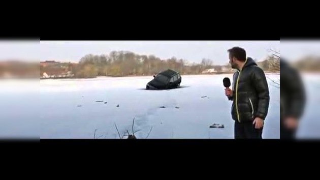 Un coche se hunde en un lago congelado en plena transmisión en vivo