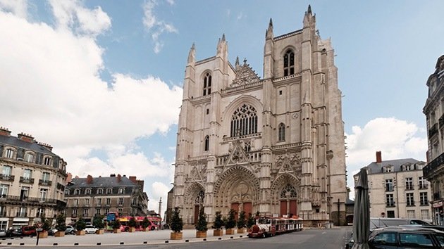 Vandalismo en Francia: Profanan una catedral con el 666 y lemas nazis