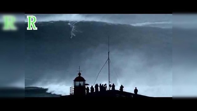 El brasileño Carlos Burle toma la ola gigante de Nazaré