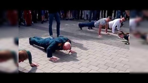 Un veterano de 77 años muestra a los jóvenes cómo hacer flexiones