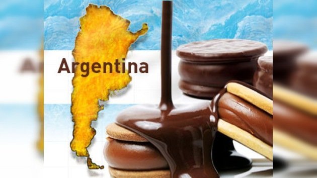 El alfajor más grande del mundo endulza el día a 10.000 argentinos