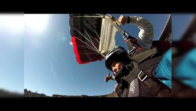 Una estadounidense celebra sus 102 años con un salto en paracaídas