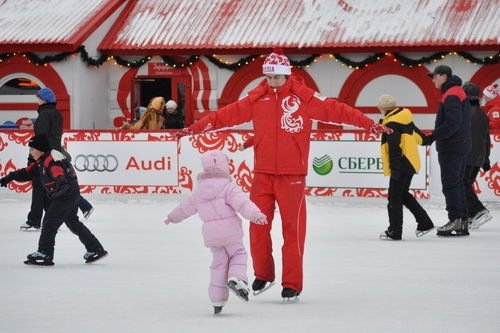 Los moscovitas disfrutan de las pistas de patinaje de Moscú