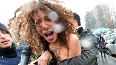 Video, fotos: Tres feministas se desnudan ante Berlusconi cuando iba a votar