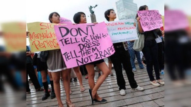 Mujeres indonesias exigen al poder que no atribuya las violaciones al uso de minifalda