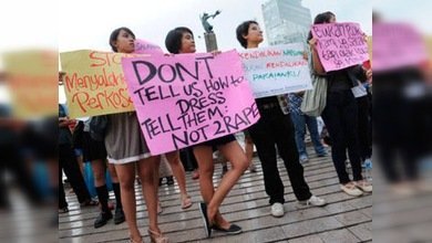 Mujeres indonesias exigen al poder que no atribuya las violaciones al uso de minifalda
