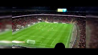 Consiguen acertar desde lo alto de las tribunas con un avión de papel a la cabeza de un jugador