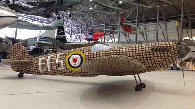 Presentan una reproducción del caza británico Spitfire hecha con cajas de huevos