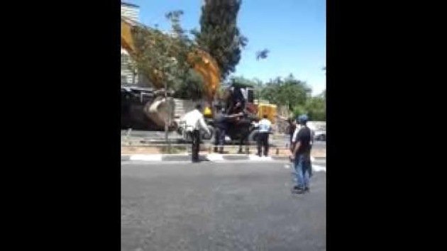 PRIMERAS IMÁGENES: Un tractor embiste un autobús en Jerusalén