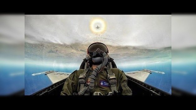 ¿Cómo reacciona una persona normal al volar por primera vez en un F-16?