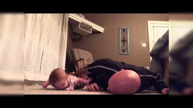 Una bebé que hace flexiones con su padre arrasa en Internet
