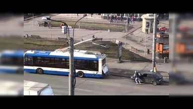 El accidente más ridículo del año: enganchan su auto a un trole y chocan con un coche