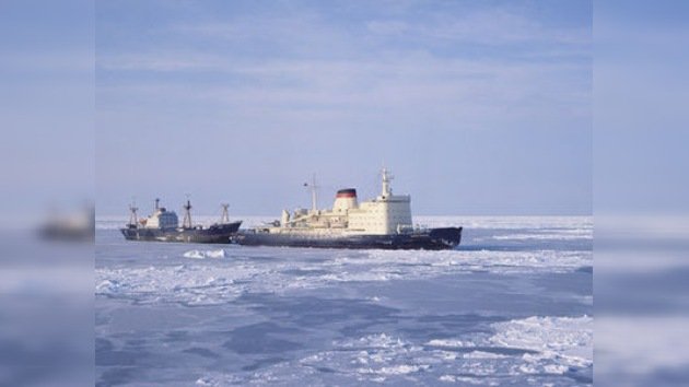 El rompehielos ruso libera otro buque de los hielos del mar de Ojotsk