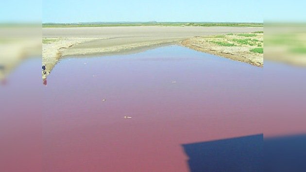 ¿Otra 'matanza de Texas'? Un lago del estado texano aparece teñido de rojo
