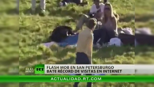 Escolares de San Petersburgo se despiden del colegio con un 'flash mob' acuático