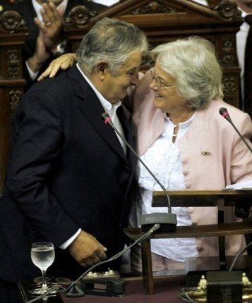 Jose Mujica con su esposa Lucia Topolansky por AFP/ Pablo de La Rosa