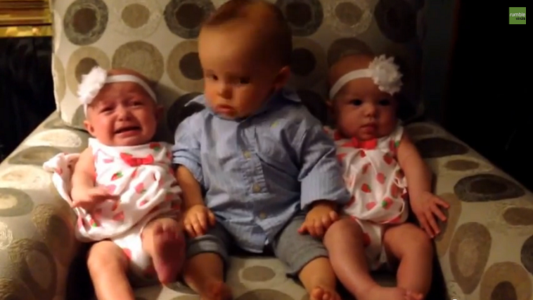Adorable reacción de un bebé al conocer a dos gemelas