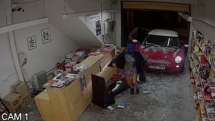 'Ladrones' cultos: empotran un coche para ‘robar’ una librería