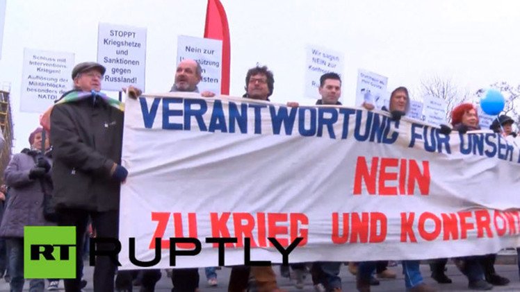 Video: Miles de personas protestan en Berlín contra la OTAN y política antirrusa