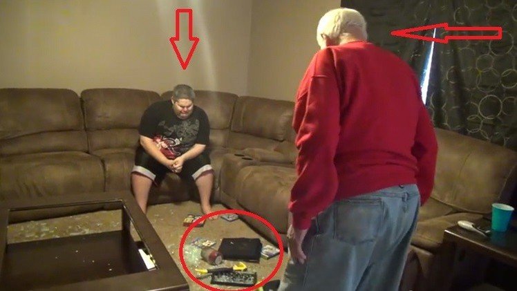 Un abuelo enojado destroza la PlayStation 4 de su nieto 