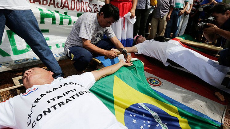 Tres trabajadores se crucifican para defender sus derechos laborales en Paraguay