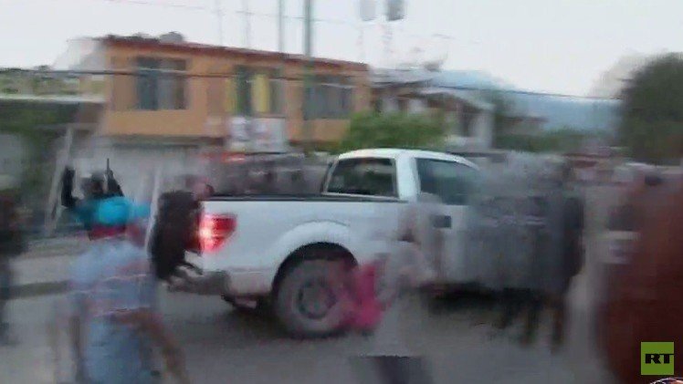 México: Choques entre policías y maestros se saldan con unos 20 heridos en Guerrero 