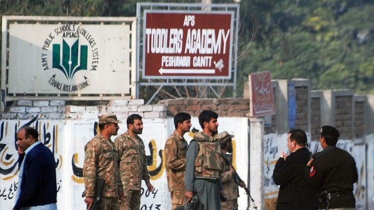 MINUTO A MINUTO: Talibanes asesinan a más de 100 personas en una escuela de Pakistán
