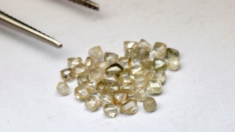 Descubren en Rusia una extraña piedra que contiene 30.000 diamantes