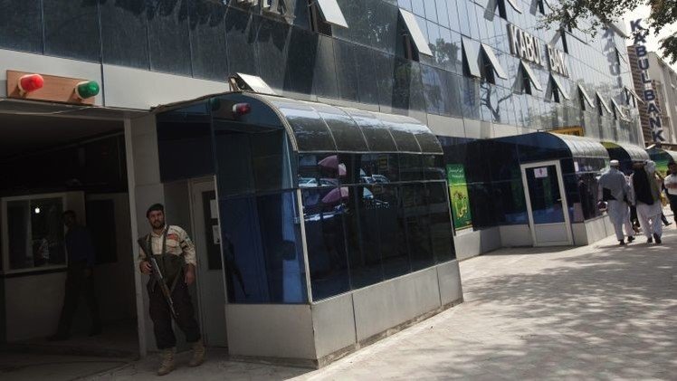Grupo armado toma rehenes en un banco de Afganistán