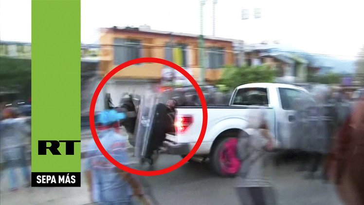 Fuertes imágenes: Una camioneta atropella a policías en México 