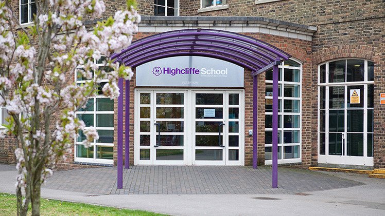 Cierran un colegio en el Reino Unido por un tiroteo