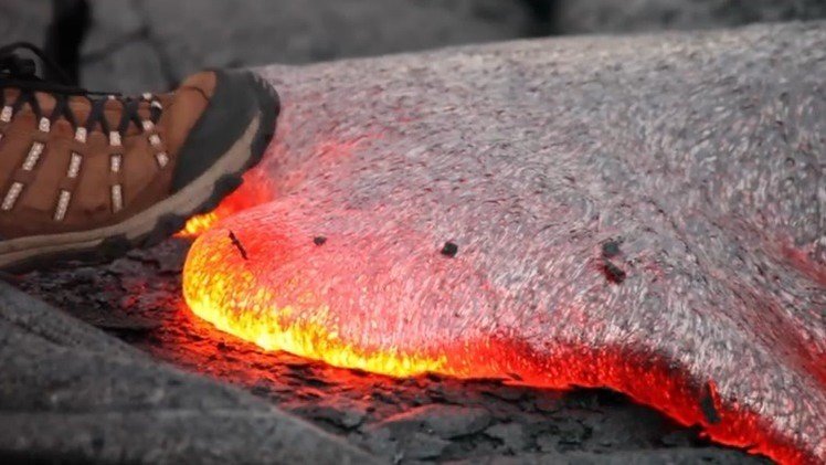 ¿Qué pasa si se pisa lava volcánica?