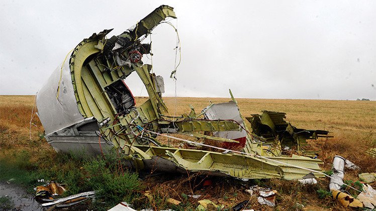 Ucrania: Hallan extraños fragmentos de metal en víctimas del Boeing accidentado
