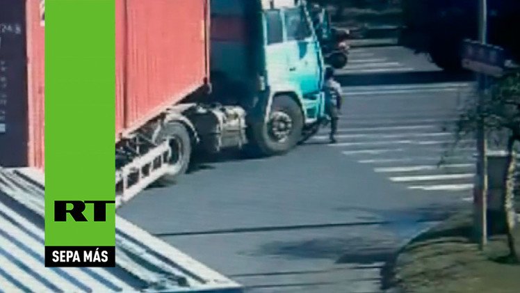 Ciclista chino se salva milagrosamente de morir bajo las ruedas de un camión